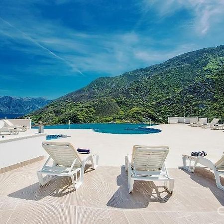 Luxury 1 Bedroom Apartment With Cozy Garden D2-2 In Morinj Kotor Ngoại thất bức ảnh