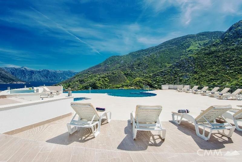 Luxury 1 Bedroom Apartment With Cozy Garden D2-2 In Morinj Kotor Ngoại thất bức ảnh